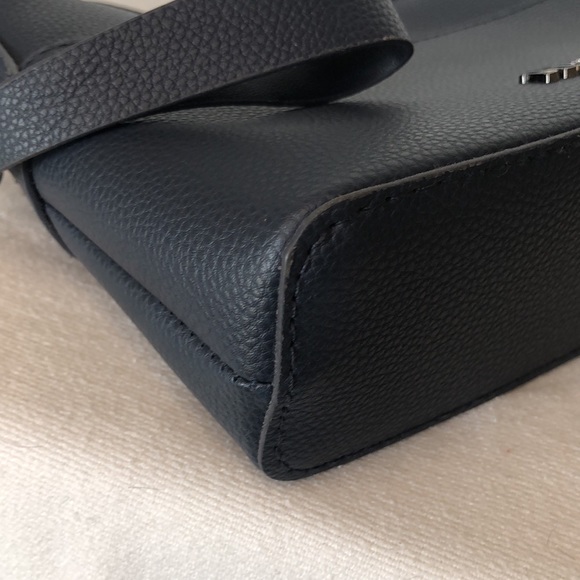 MISSONI FOR SAUDI AIRLINES dark blue vanity case. - Picture 9 of 14